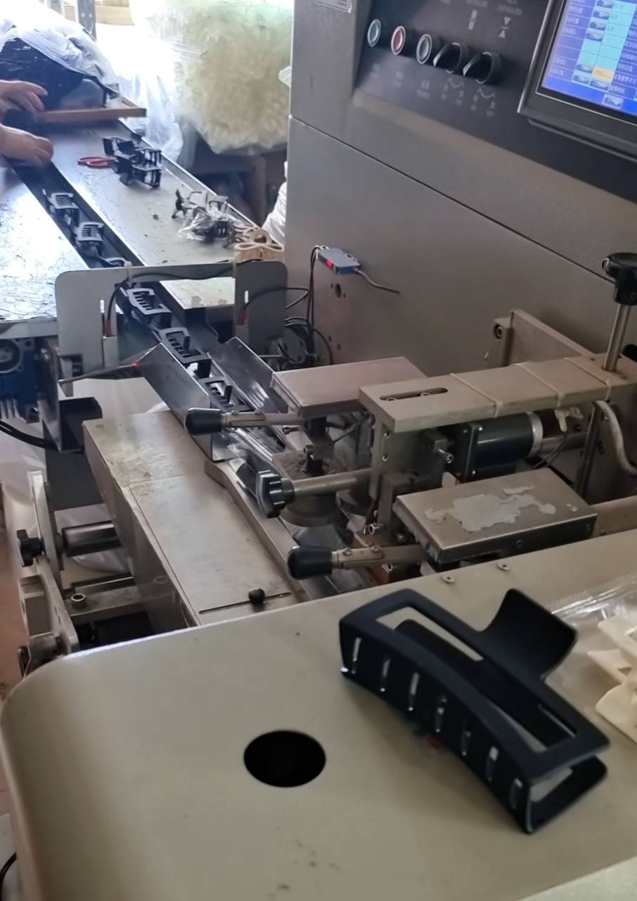 Hair claw clips on automatic packaging equipment