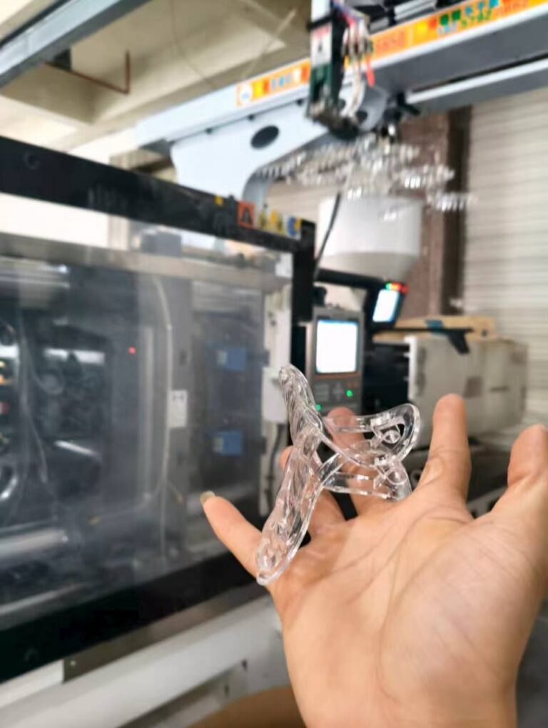 Injection molding machines arranged along a plastic manufacturing line